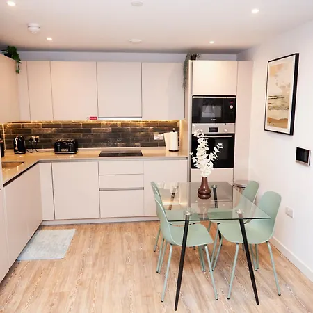 Luxury 2 Bedroom And Bathroom In Central Manchester With Balcony-3