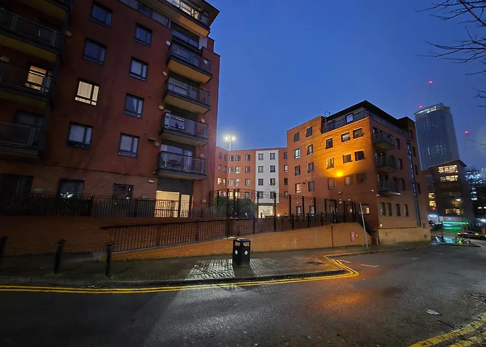 Cozy 2Bd & 1Ba City Centre Luxury With Free Parking