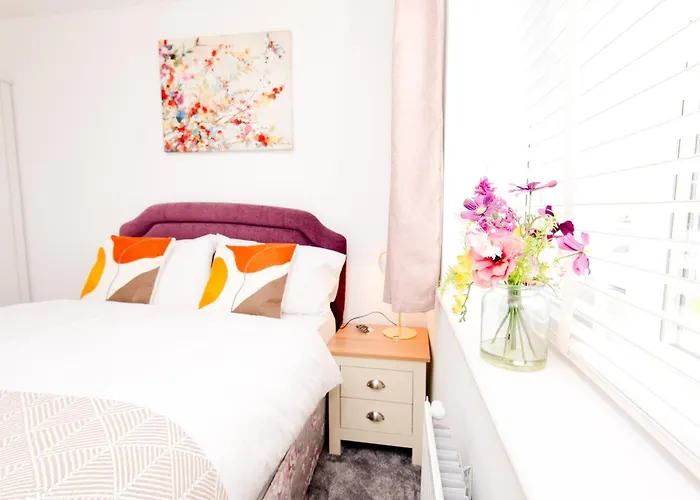 Manchester Cityside Deluxe Stay - 3 Bedroom House Great For Family With Free Parking & Garden